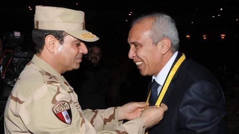 لحظة تكريم القبطان