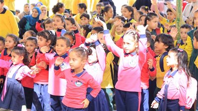 العاملون بوحدة السكان الفرعية يوزعون الهدايا على الأطفال بمدرسة بئر العبد