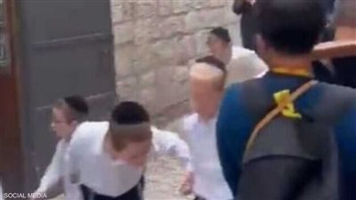 يهود يبصقون بالقرب من موكب للمصلين المسيحيين، قصة فيديو أثار الغضب في القدس (فيديو)