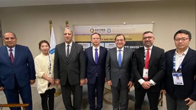 الملا يجري حزمة مباحثات استثمارية بترولية بمعرض ومؤتمر أبوظبي 