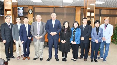 رئيس جامعة القناة يستقبل وفد أكاديمية العلوم الاجتماعية بالصين (صور) 