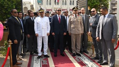 احتفالًا بنصر أكتوبر، محافظ الفيوم يضع الزهور على النصب التذكارى للشهداء 