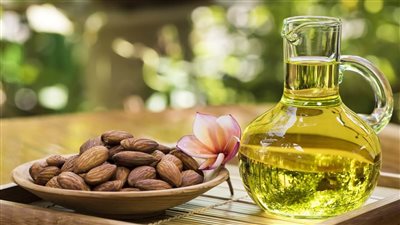 فوائد زيت اللوز الحلو للبشرة وللشعر 