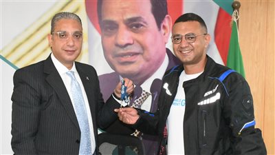 قبل عبور 40 مدينة عربية بالدراجة الكهربائية، محافظ الفيوم يستقبل الرحالة علي عبده 