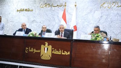 محافظ سوهاج يناقش موقف مشروعات 