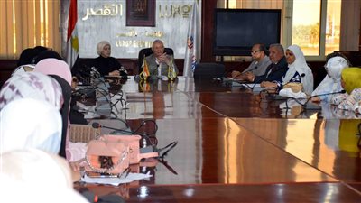 محافظ الأقصر يلتقي بالمكلفات بأداء الخدمة العامة من خريجات الجامعات