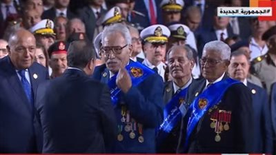 السيسي يصافح أبطال معركة رأس العش ويوجه التحية لهم 