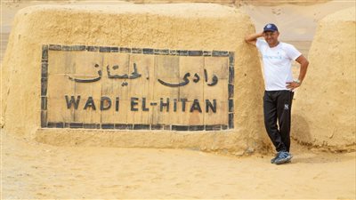المغامر المصرى علي عبده يزور محميتي وادى الريان ووادى الحيتان خلال رحلته إلى دبي بالدراجة الكهربائية 
