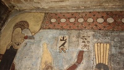 بدء أعمال تنظيف الجزء الأخير من سقف معبد إسنا بالأقصر