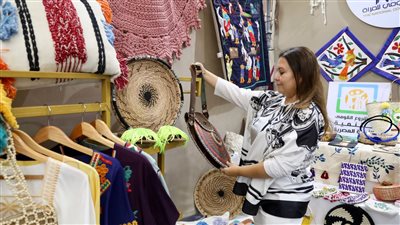 قومي المرأة يعرض المنتجات الحرفية الخاصة بمشروع تنمية الأسرة المصرية بمعرض بيزنس يا شباب (صور)