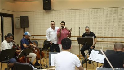 بروفات مكثفة للمايسترو مصطفى حلمى قبل احتفالية ذكرى العبور بدار الأوبرا (صور)