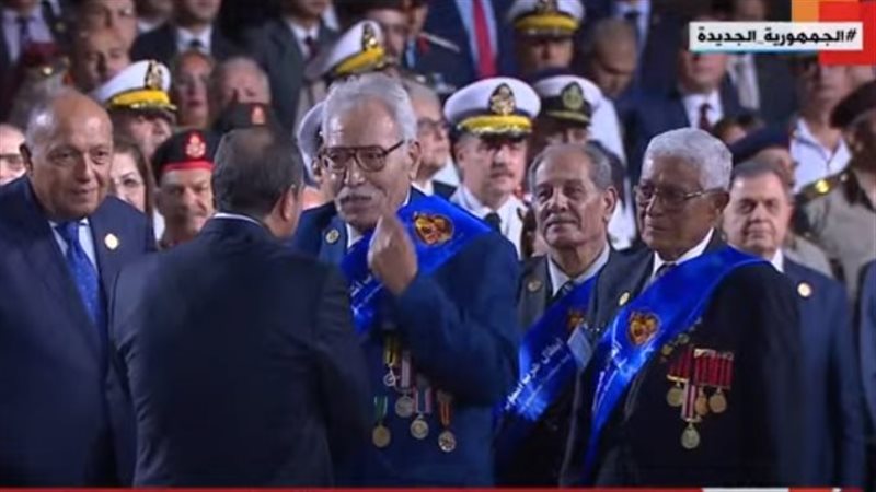 السيسي يصافح أبطال