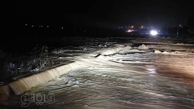 لحظة وصول مياه السيول لمنازل الأهالي بمطروح وتحركات عاجلة من المحافظة لإنقاذها (فيديو)