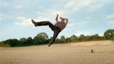 أشخاص يطيرون فوق حقول، قصة فيديو لمنطقة على الأرض 