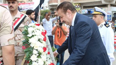 محافظ المنوفية يضع إكليلًا من الزهور على النصب التذكاري بشبين الكوم
