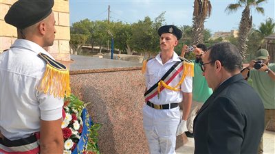 محافظ شمال سيناء يضع إكليل الزهور علي قبر الجندي المجهول بالعريش (صور)