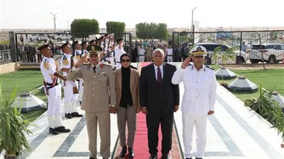 محافظ الوادي الجديد يضع إكليلًا من الزهور على النُصب التذكاري لشهداء القوات المسلحة