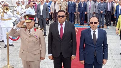 محافظ الدقهلية يضع إكليلا من الزهور على النصب التذكاري احتفالا بذكرى نصر أكتوبر