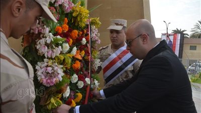 محافظ بني سويف يضع إكليل زهور على النصب التذكاري لشهداء أكتوبر