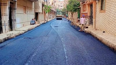 استمرار أعمال التطوير ورصف الشوارع ضمن الخطة الاستثمارية بمنفلوط في أسيوط