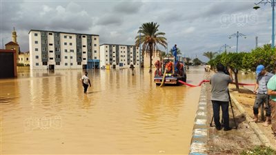 استمرار حالة الطوارئ بشوارع منطقة السيول في مطروح لرفع تراكمات المياه (صور)