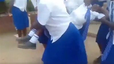 مرض غامض بين طالبات المدارس في كينيا يصيبهن بالشلل ويثير المخاوف (فيديو)