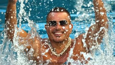 المعنويات مرتفعة، عمرو دياب يشوق جمهوره لأحدث أغانيه 