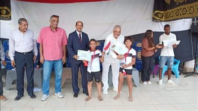 مدير شباب ورياضة الأقصر يشهد مهرجان البراعم للسباحة