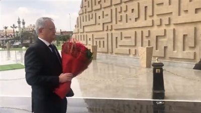 لحظة وضع السفير الروسي الزهور على قبر الجندي المجهول (فيديو)