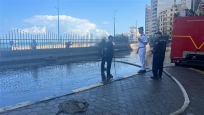 رجال الشــرطة يساعدون المواطنين في مواجهة الطقس السيئ بمحافظتي مطروح والإسكندرية (صور) 