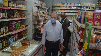 محافظ القليوبية يوجه تجار السلع بالتخفيف على المواطنين والبيع بأسعار مخفضة 