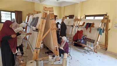 تدريب 20 سيدة على تصنيع السجاد اليدوي وفقًا للتعاون بين محافظتي شمال سيناء والبحيرة (صور)