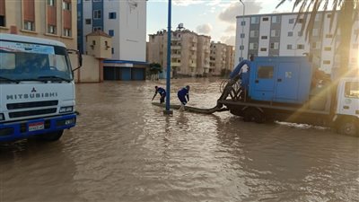 القابضة للمياه تدفع بسيارات من القاهرة والجيزة والإسكندرية للمعاونة في إزالة تراكمات أمطار مطروح