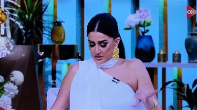 غادة عبد الرازق تحبس دموعها وتكشف سر تاتو العزيمة على ذراعها