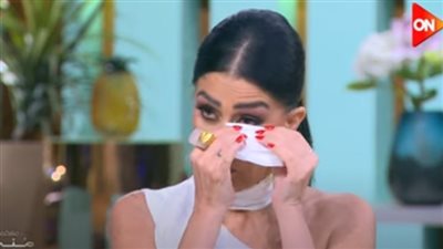 غادة عبد الرازق تبكي، ومنى الشاذلي تعلق: ضيوفي جايين معيطين جاهزين (فيديو)