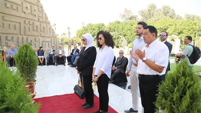 سكرتير السادات وأسرة جيهان يحيون الذكرى الـ50 لحرب أكتوبر أمام المنصة (صور)