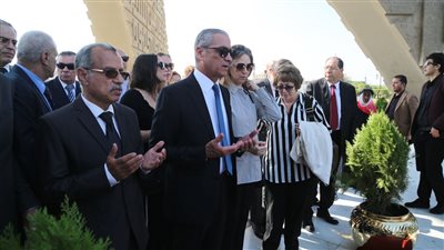 جمال السادات وأسرته يقرأون الفاتحة على قبر والدهم في احتفالات ذكرى أكتوبر