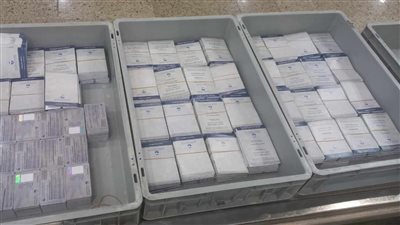 جمارك مطار القاهرة تحبط تهريب أدوية وشيش إلكترونية ورخص قيادة دولية مزورة (صور)