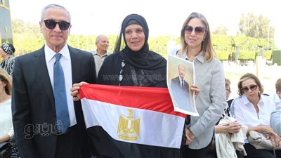 سيدة تلقي قصيدة شعرية أمام المنصة في ذكرى انتصارات أكتوبر (فيديو)