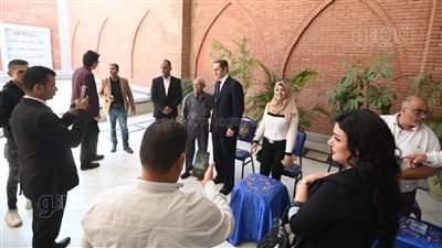 مواطنون يلتقطون صورا تذكارية مع نجلي مبارك في ذكرى انتصارات أكتوبر (ِشاهد)