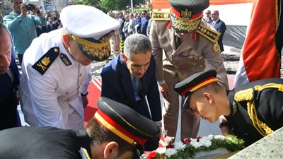 محافظ الغربية يضع إكليل الزهور على النصب التذكاري بمناسبة نصر أكتوبر المجيد