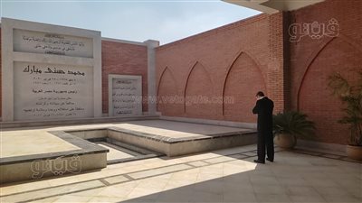 علاء مبارك يقرأ الفاتحة لوالده في ذكرى انتصارات أكتوبر