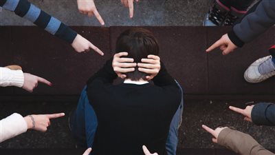 كيف يتصدى القانون لجرائم التنمر الجماعي؟