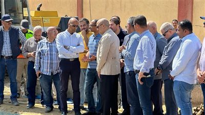 تسريب بخط مياه مدينة القاهرة الجديدة ووزير الإسكان يتابع الإصلاح بالموقع