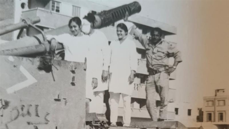 سيدة على إحدى الدبابات،