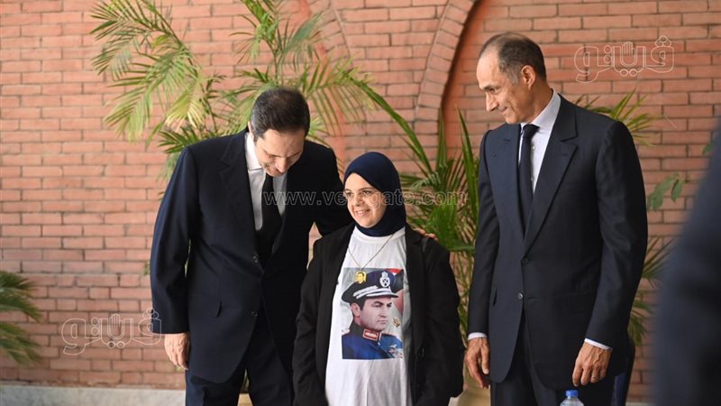 سيدة ترتدي تيشيرت