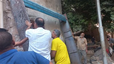 إزالة مخلفات تحويل وحدة سكنية لمحل بأطفيح