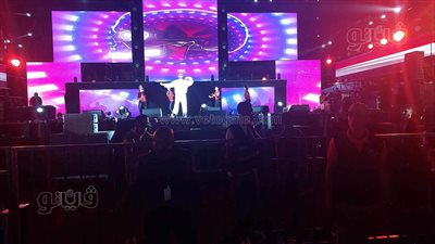 محمد رمضان يغازل جمهور الصفوف الخلفية في حفله بأسوان: شايفكم وسامعكم والله (فيديو وصور)