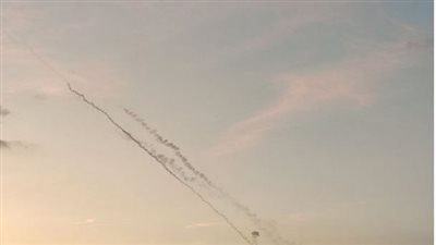 إطلاق عشرات الصواريخ من غزة تجاه إسرائيل وأصوات انفجارات في سماء تل أبيب (فيديو)