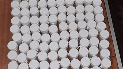 جمارك مطار القاهرة تواصل كشف حيل المهربين.. إحباط أكثر من محاولة لتهريب أدوية.. وضبط هواتف أسفل ملابس راكب